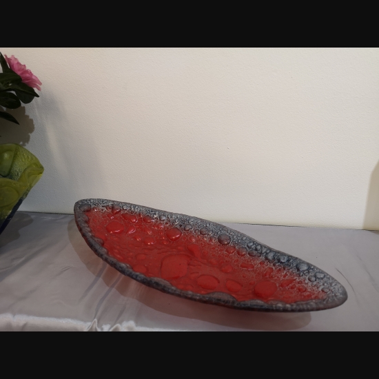 Patera szklana w kształcie łódki czerwono-szara